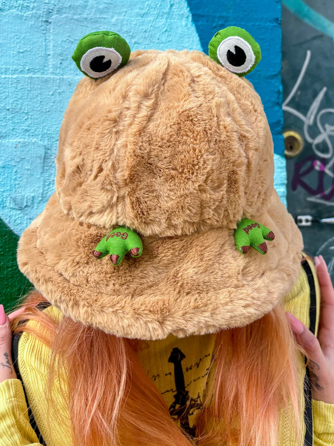 FROGGY FUZZY HAT - CAMEL